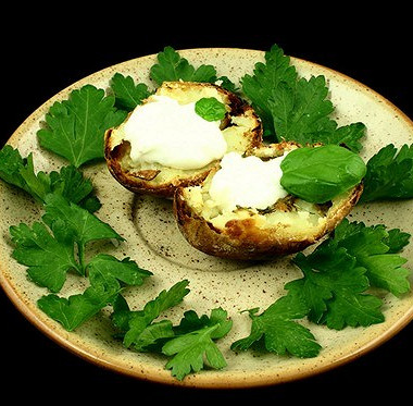 Рецепт Запеченые половинки картофеля с листьями петрушки