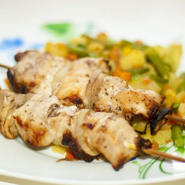 Рецепт Свинина с луком на шпажках, запеченная в аэрогриле
