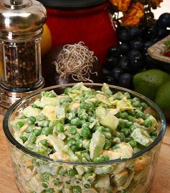 Рецепт Салат из цыпленка с картофелем, зеленым горошком и лесными орехами