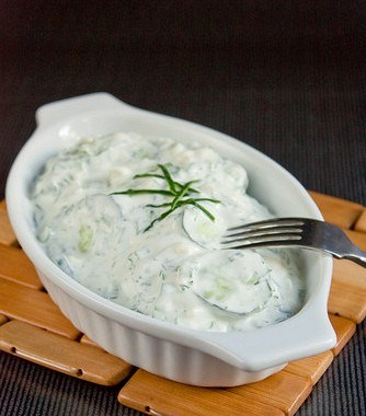 Рецепт Огуречный салат с йогуртовой заправкой и укропом