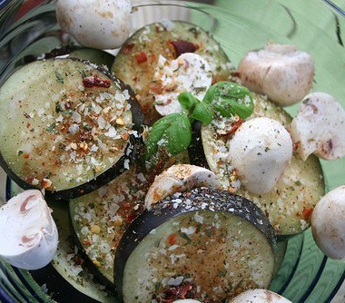 Рецепт Салат из баклажанов с грудинкой и грибами