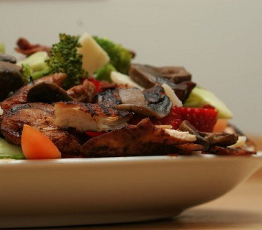 Рецепт Салат из брокколи и помидоров с маринованной курицей и грибами шиитаке