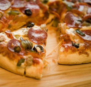 Рецепт Зерновая пицца с салями