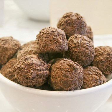 Рецепт Трюфели из инжира, имбиря и шоколада в измельченном миндале