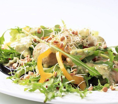 Рецепт Теплый грибной салат в соусе из маскарпоне с рукколой