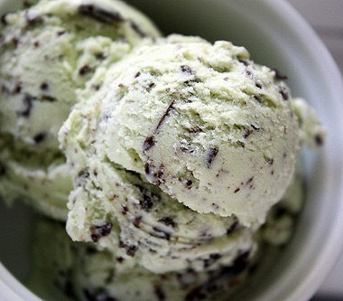 Рецепт Мятное мороженое с шоколадной крошкой