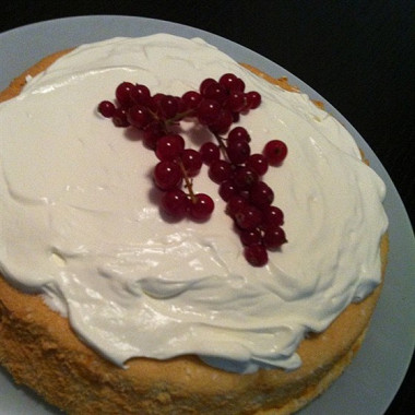 Рецепт Бисквитный торт со сливками и ягодами