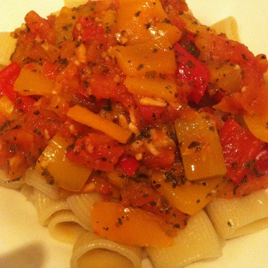 Рецепт Паста с томатами и перцами (Bombolotti con peperoni e pomodori)