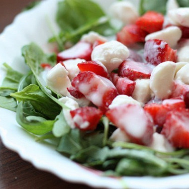 Рецепт Нежный салат с клубникой и шпинатом