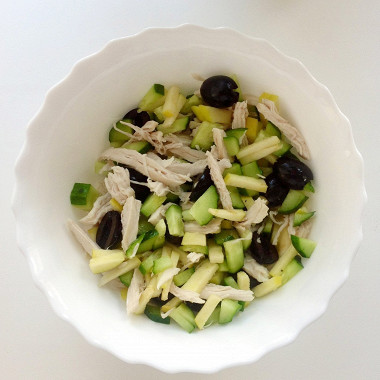 Рецепт Куриный салат с огурцом и яблоком