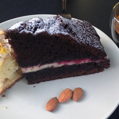 Рецепт Шоколадный торт с кремом маскарпоне и смородиновым джемом