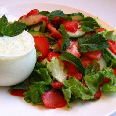 Рецепт Салат с клубникой и огурцами