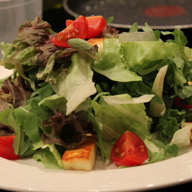 Рецепт Зеленый салат с сыром, виноградом и кедровыми орешками с винной заправкой