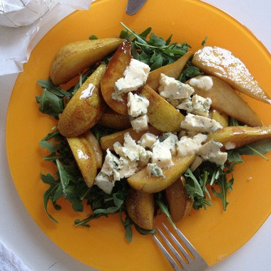 Рецепт Салат с грушей, рукколой и сыром
