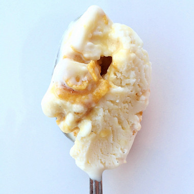 Рецепт Мороженое с ванилью и кукурузным грильяжем