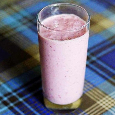 Рецепт Молочный коктейль с замороженными ягодами