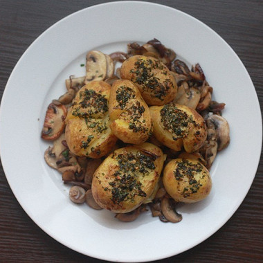 Рецепт Помятый молодой картофель с зеленью и чесноком